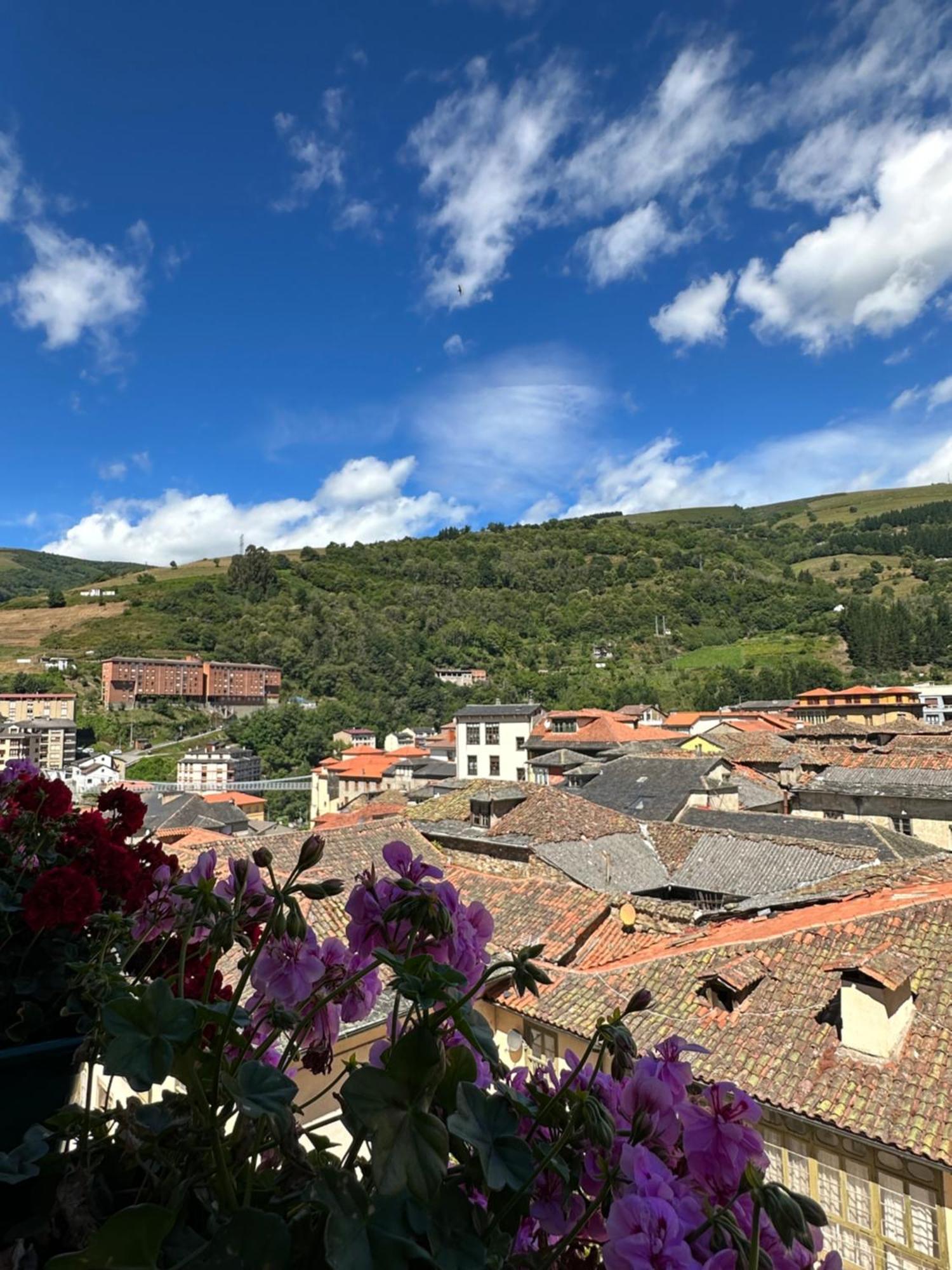 Claren'S Boutique Rooms Cangas De Narcea Exterior foto